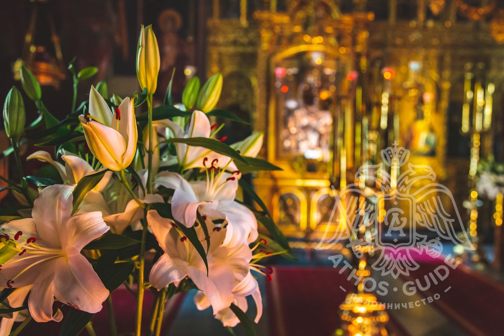 Цветы у икон